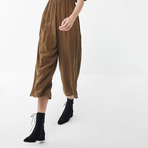 UO Zimi Plunging Puff Sleeve Jumpsuit - Picture 2 of 10
